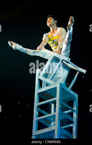 Uno degli atti di esecuzione al meraviglioso Chaoyang teatro acrobatico a Pechino. Foto Stock