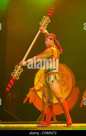 Uno degli atti di esecuzione al meraviglioso Chaoyang teatro acrobatico a Pechino. Foto Stock