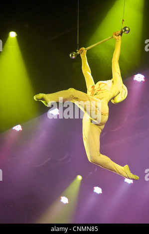 Uno degli atti di esecuzione al meraviglioso Chaoyang teatro acrobatico a Pechino. Foto Stock