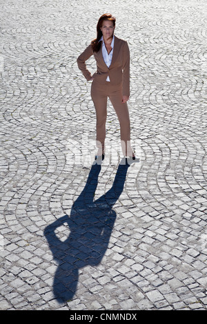 Imprenditrice in piedi sul lastricato della strada Foto Stock