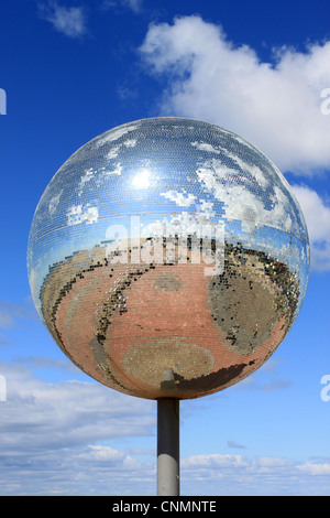 Specchio gigante palla sul lungomare a South Shore di Blackpool, Lancashire. Foto Stock