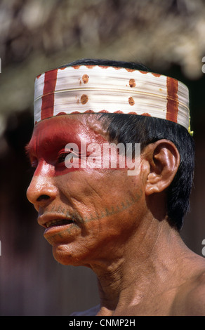 Matsés uomo della Jaguar clan con faccia tribali tattoo e pittura. Fiume Chobayacu, Provincia di Loreto, Perù. Foto Stock