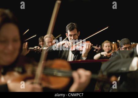 I suonatori di violino in orchestra. Foto Stock