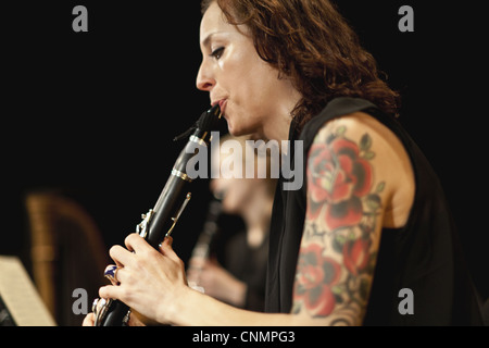 Lettore clarinetto in orchestra. Foto Stock