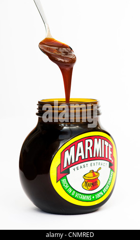 Marmite e cucchiaio su sfondo bianco Foto Stock