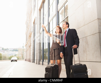 La gente di affari ammirando una strada di città Foto Stock