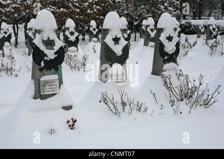 Memoriale di guerra sovietica al cimitero di Olšany a Praga, Repubblica Ceca. Qui sono sepolti i solder sovietici caduti negli ultimi giorni della seconda guerra mondiale. Foto Stock
