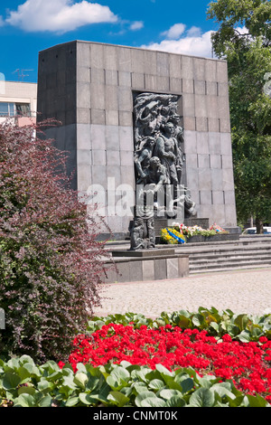 Attrazioni di Varsavia. Monumento del Ghetto eroi sull'area del Ghetto di Varsavia Le vittime del nazismo. La Polonia. Foto Stock