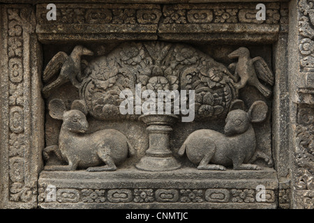 Prambanan Albero della Vita. Sollievo dal tempio di Prambanan vicino a Yogyakarta, Giava centrale, Indonesia. Foto Stock