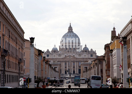 Vista sulla città di Roma, Italia con edifici, monumenti, art. Roma, Italia. Il Vaticano e la Basilica di San Pietro, Basilica di San Pietro Foto Stock