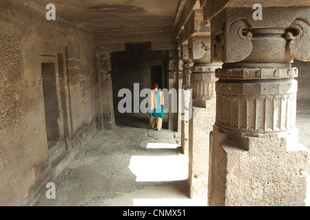 Donna che indossa Sari vagare per le Grotte di Ellora, India, viaggi Foto Stock