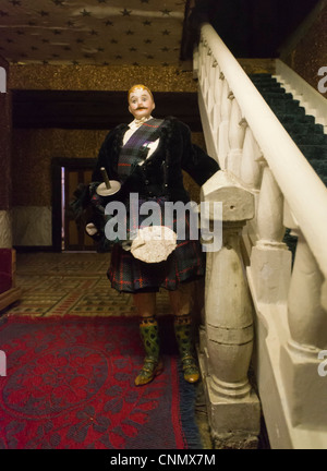 In stile vittoriano vecchio Doll's House interni. Lo scozzese in kilt. Foto Stock