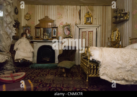 In stile vittoriano vecchio Doll's House interno Foto Stock