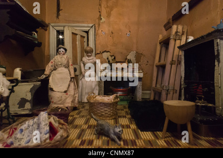 In stile vittoriano vecchio Doll's House interno Foto Stock