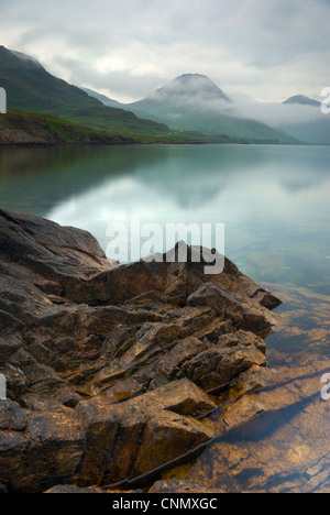 Fotografia di Ritratto della vista attraverso Wast Water verso il grande timpano su un nuvoloso nebbioso giorno. Foto Stock