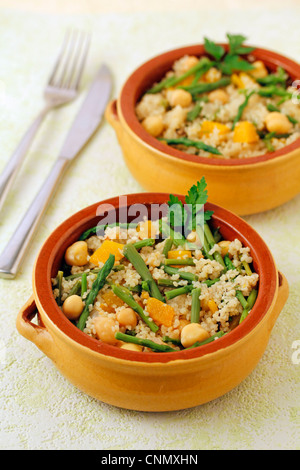 Il cous cous con ceci e asparagi selvatici. Ricetta disponibile. Foto Stock