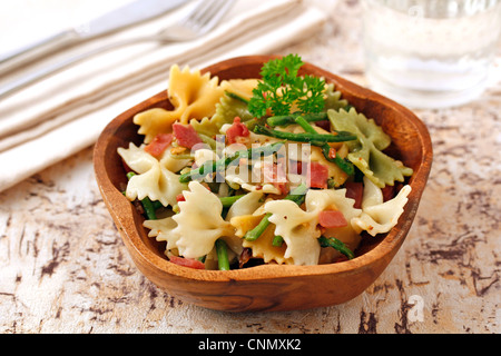 Farfalle con asparagi selvatici. Ricetta disponibile. Foto Stock