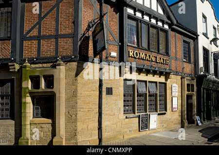 L'esterno del pub Roman Bath nel centro della città St Sampson's Square York North Yorkshire Inghilterra Regno Unito GB Gran Bretagna Foto Stock
