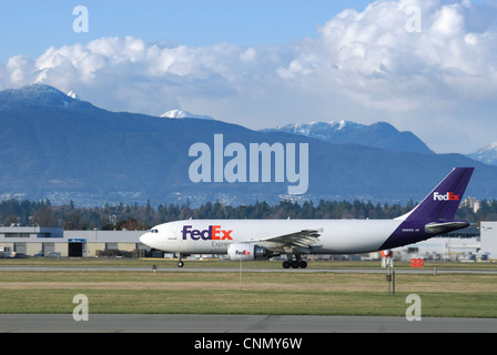 FedEx N691FE Airbus A300 (F4-605R) cargo aereo in rullaggio giù la pista all'Aeroporto Internazionale di Vancouver. Foto Stock