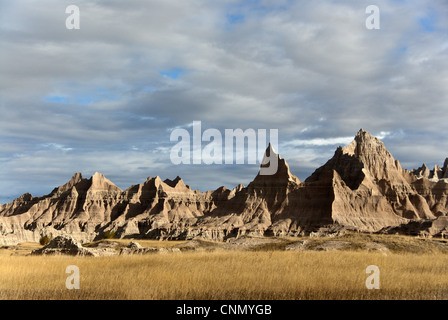 Vista della prateria e eroso formazioni rocciose, Badlands N.P., South Dakota, U.S.A., settembre Foto Stock