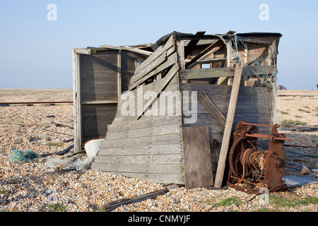 Meteo danneggiato Fisherman's capanna sulla spiaggia di Dungeness nel Kent, Regno Unito. Foto Stock