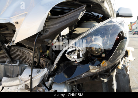 Auto frontale crash relitto rotto con i dettagli dei fari Foto Stock