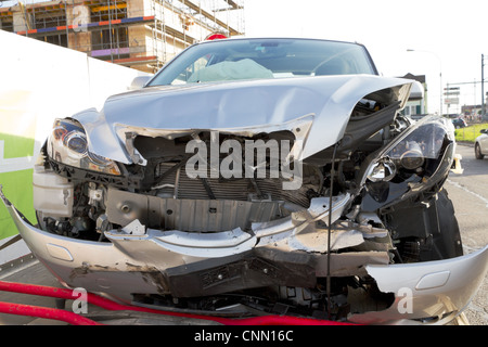 Auto frontale crash relitto con airbag dispiegato sul rimorchio per essere trainato di Foto Stock