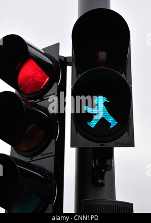 Berlino, Germania. Uomo verde sulla strada che attraversa / semaforo rosso Foto Stock