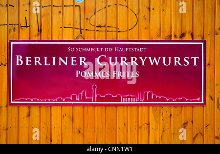 Berlino, Germania. Segno pubblicità Currywurst e trucioli. 'Il sapore della capitale, Berlino currywurst (salsiccia) e patatine fritte' Foto Stock