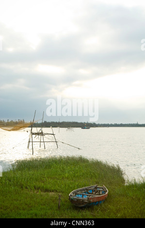 Vista verticale di svuotare le reti da pesca, lưới cá, in attesa di essere abbassata nel Delta del Mekong per tutta la notte. Foto Stock