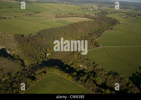 Vista aerea della valle boscosa, Lathkill Dale N.N.R., bianco, di picco Peak District, Derbyshire, Inghilterra, settembre Foto Stock