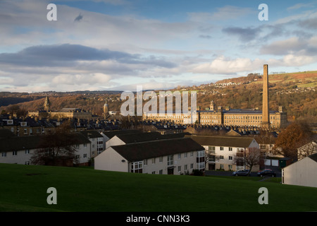 Salts Mill in Saltaire, guardando verso il basso dalla Shipley, mostra file di case a schiera che conduce al mulino. Foto Stock