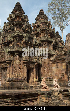 Divinità custode sculture in Khmer tempio indù, Banteay Srei, Angkor, riep Siem, Cambogia Foto Stock