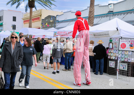 L'uomo su palafitte si mischia con la folla in occasione del cinquantesimo di arte annuale Fiesta, New Smyrna Beach, Florida Foto Stock