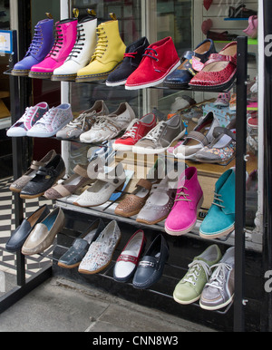 Un espositore da scaffale scarpe da corsa in un supermercato Foto stock -  Alamy