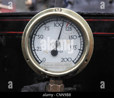 Una caldaia a vapore manometro pressione Nord dell Inghilterra Open Air Museum Beamish NE England Regno Unito Foto Stock