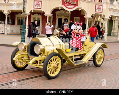 Minnie mouse è azionato verso il basso sulla strada principale in un'auto d'epoca a Disneyland Parigi Foto Stock