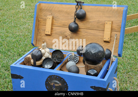 Casella di visualizzazione contenente vari le palle di cannone e moschetto sfere mostrate al Castillo de San Marcos National Monument in Sant'Agostino Foto Stock