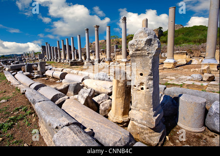 Rovine del colonnato romano street che è stata rivestita con negozi e negozi. Perge (Perge) sito archeologico, Turchia Foto Stock