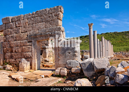 Rovine del colonnato romano street che è stata rivestita con negozi e negozi. Perge (Perge) sito archeologico, Turchia Foto Stock