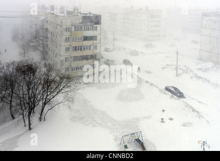 L'inverno. Blizzard nevicata in Russia, Sakhalin Yuzhno-Sakhalinsk. bassa visibilità, il cumulo di neve. Strade e stradine coperte di neve Foto Stock