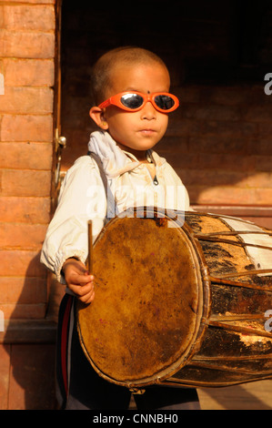 Il nepalese ragazzo giocando tradizionali tamburi a bisket jatra festival di Thimi, vicino a Kathmandu, Nepal Foto Stock