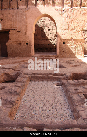 Originale pavimento a mosaico a Palazzo El Badi a Marrakech Foto Stock