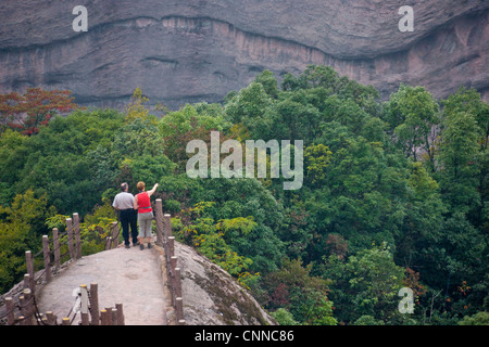 I turisti la visione di sabbia rossa topografia di pietra, Ziyuan National Geo Park, nel Guangxi, Cina Foto Stock