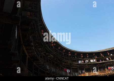 All'interno Tianluokeng Tulou, sito Patrimonio Mondiale dell'UNESCO, Fujian, Cina Foto Stock