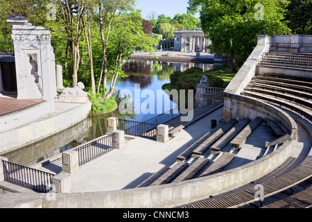 Parco Lazienki con ispirazione romana Anfiteatro e Palazzo sull'acqua in corrispondenza della estremità lontana a Varsavia, Polonia Foto Stock