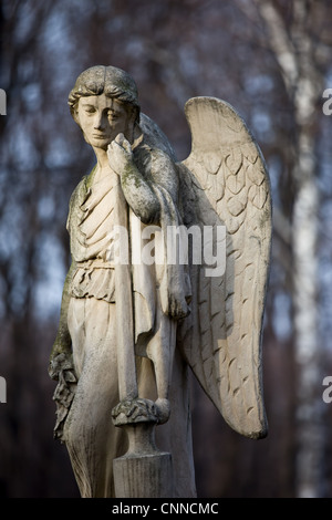 Xix secolo la statua di un angelo con espressione triste sul volto al cimitero di Varsavia in Polonia Foto Stock