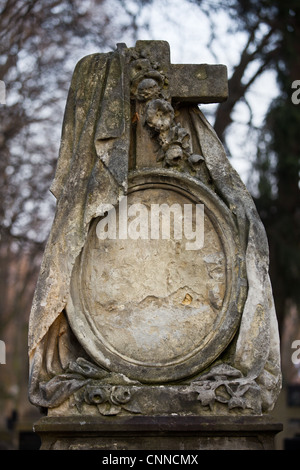 Un vecchio vintage lapide con vuoto uno spazio ovale per l'iscrizione Foto Stock