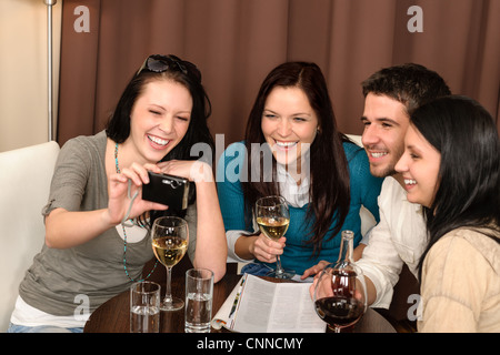 I giovani allegri godetevi un drink dopo il lavoro al ristorante Foto Stock