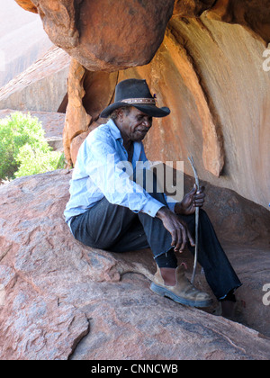 Uomo Aborigeno di raccontare una storia a Uluru Foto Stock